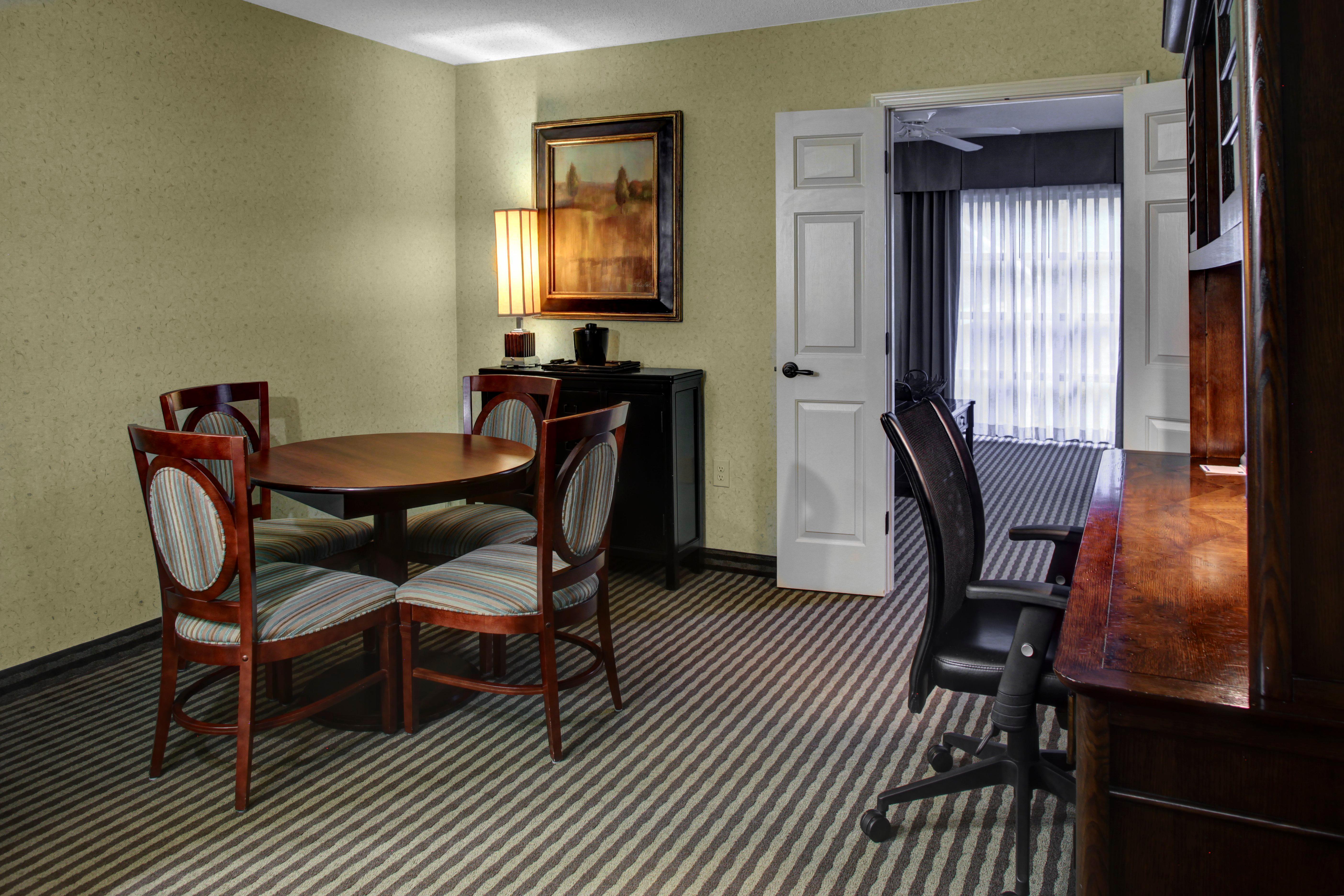 Holiday Inn Express Hotel & Suites Atlanta Buckhead By Ihg Екстериор снимка