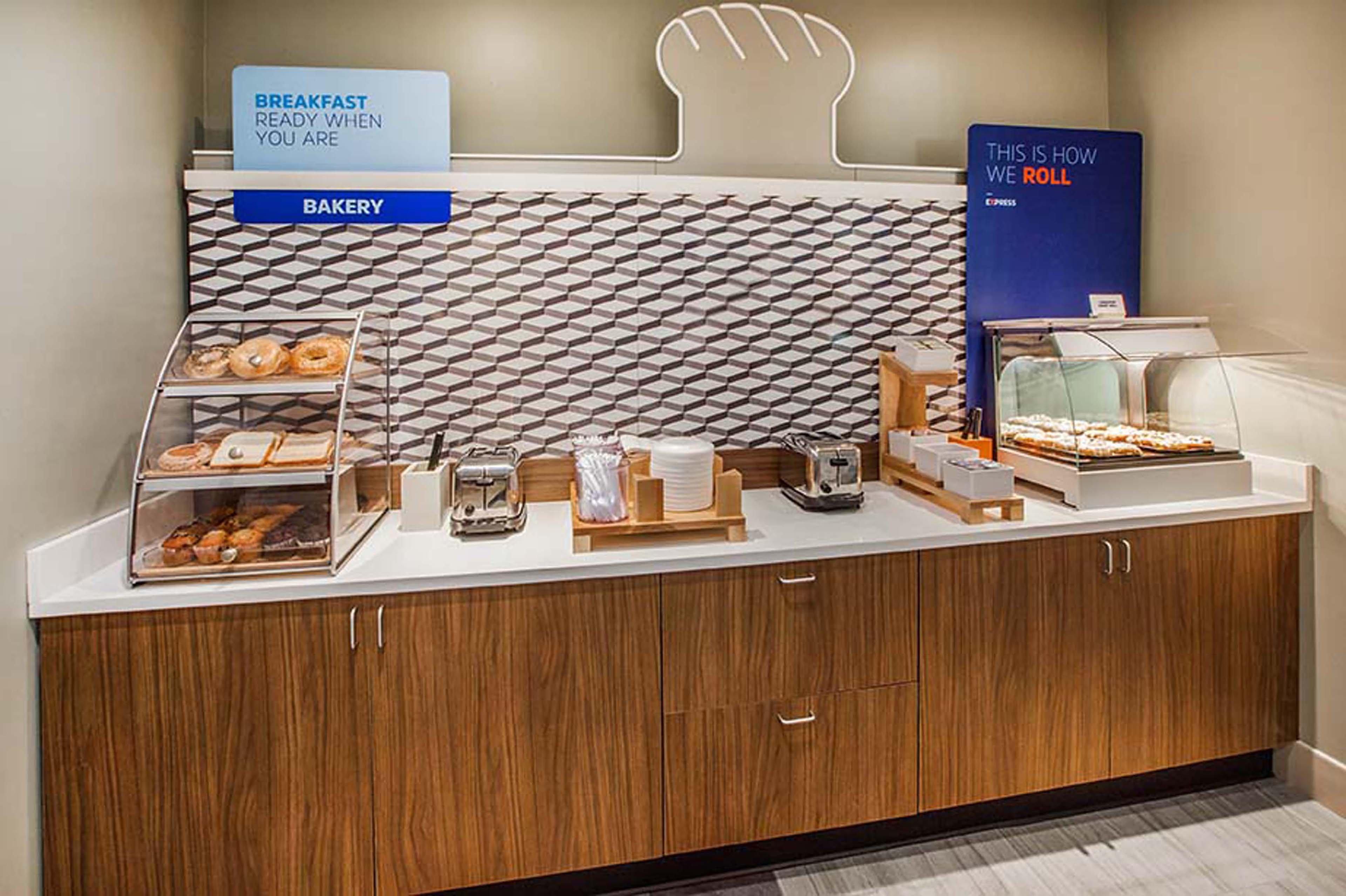 Holiday Inn Express Hotel & Suites Atlanta Buckhead By Ihg Екстериор снимка