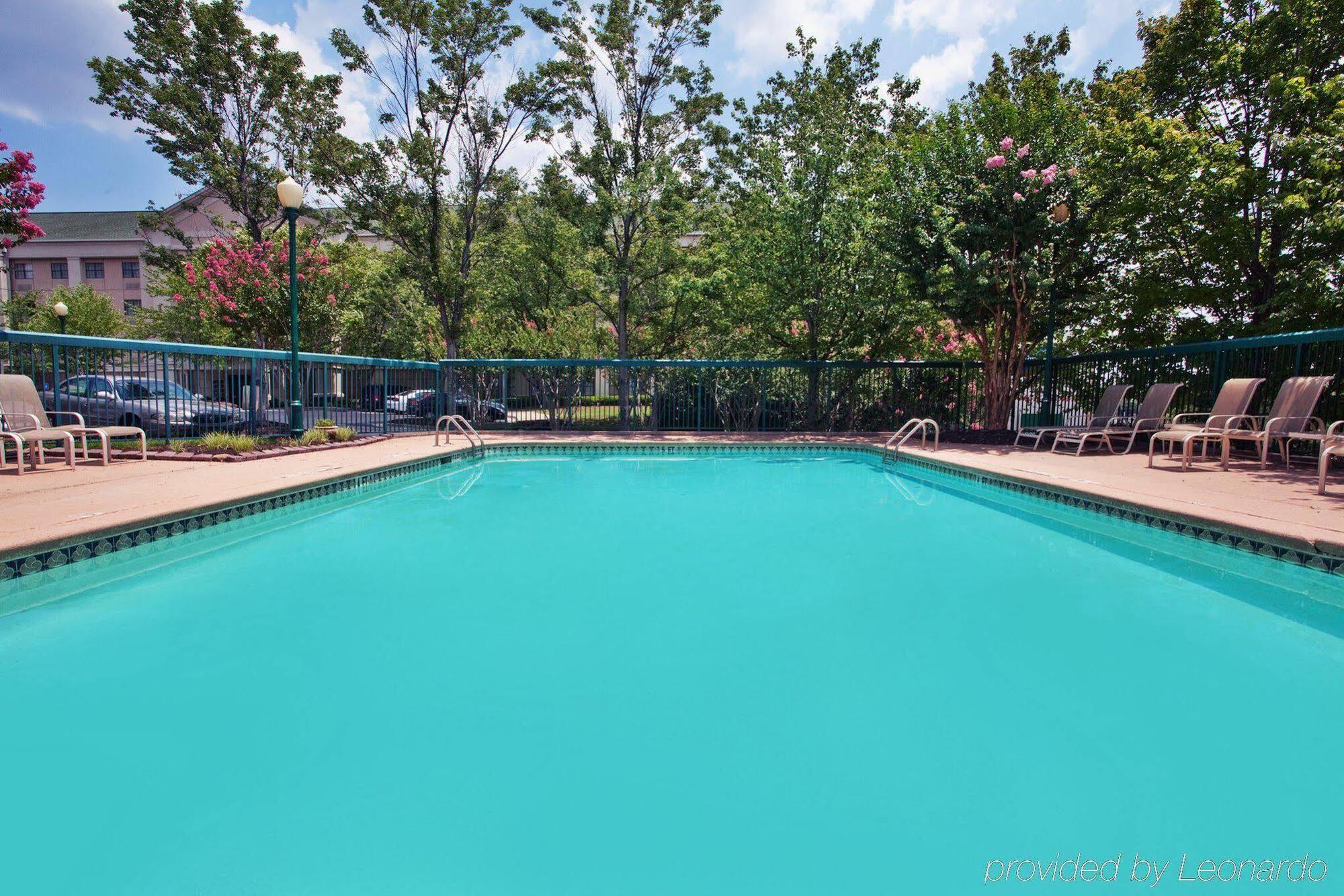 Holiday Inn Express Hotel & Suites Atlanta Buckhead By Ihg Екстериор снимка